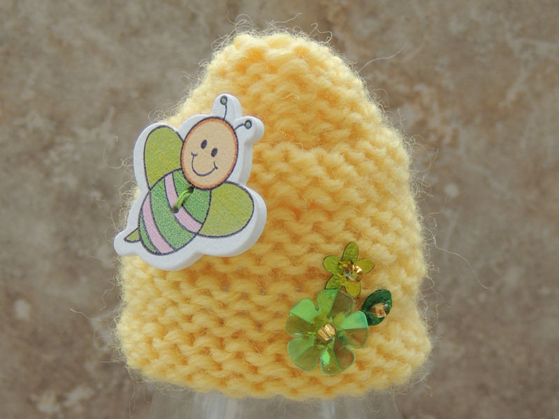 Bee button Innocent Smoothie hat pattern link